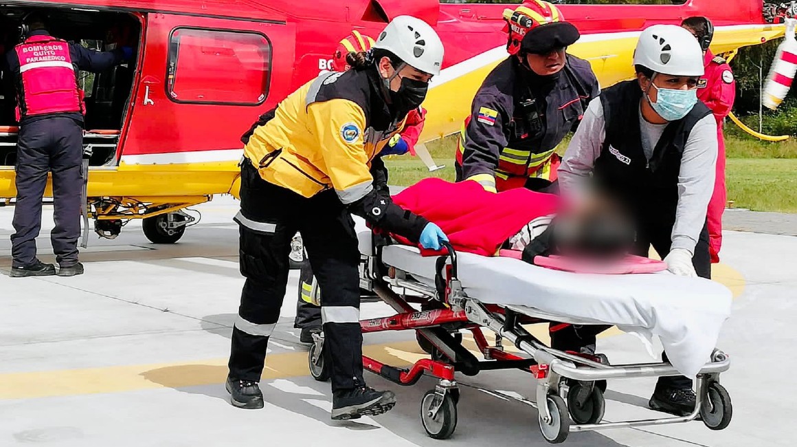 El helicóptero de los Bomberos trasladó a Quito a dos heridos en la vía a Papallacta.