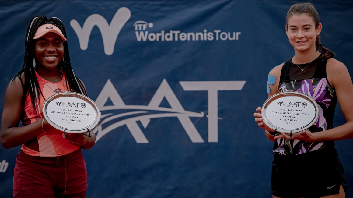 Las tenistas ecuatorianas Mell Reasco y Camila Romero luego de ganar el torneo en dobles del ITF W15, Buenos Aires.