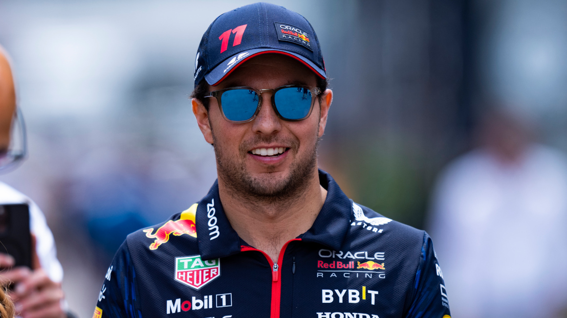 El piloto mexicano, 'Checo' Pérez, de Red Bull, camina durante la primera jornada del GP de España.