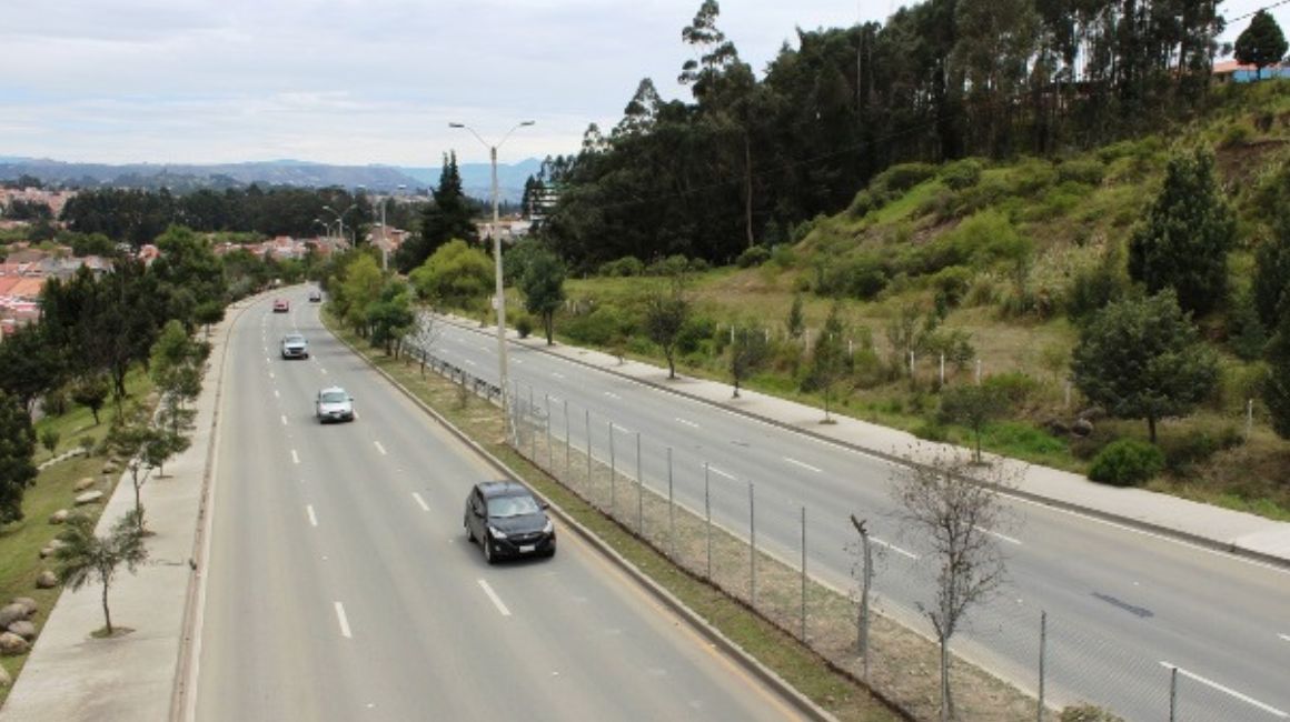 Vista panorámica de la vía Cuenca-Azogues.