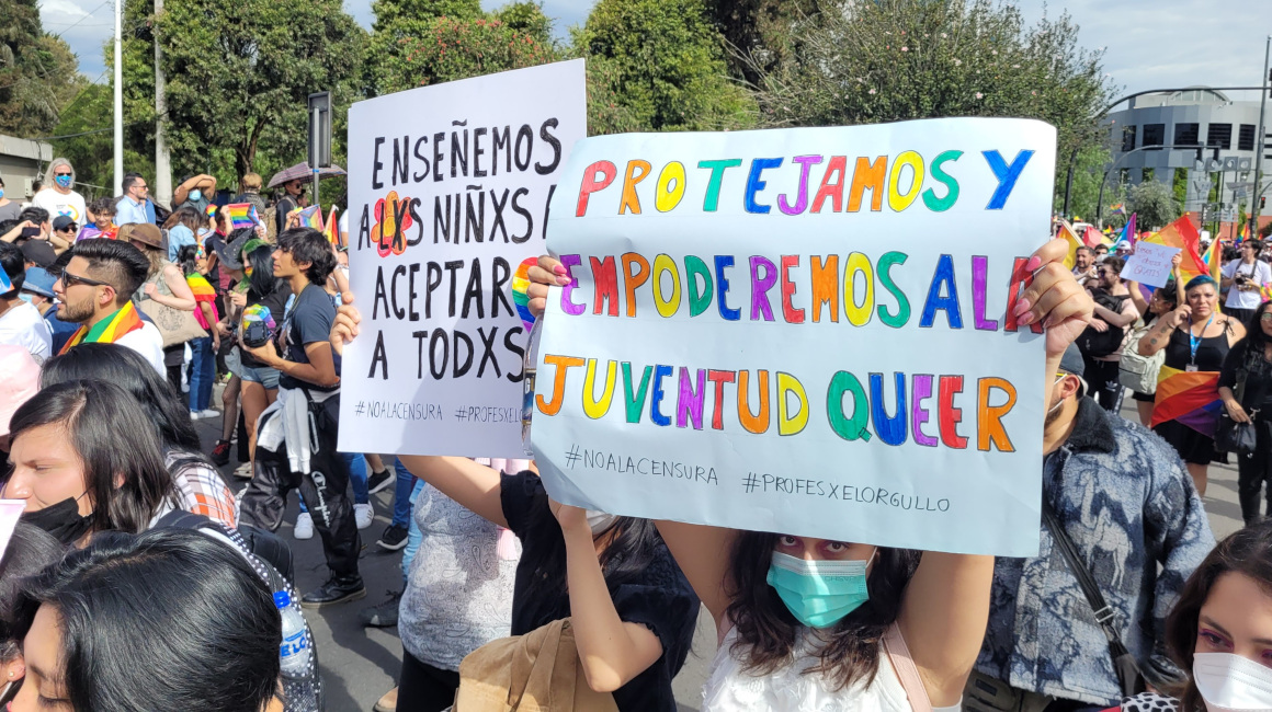 Personas marchan el Día del Orgullo LGTBI, el 30 de julio de 2022, en Quito.