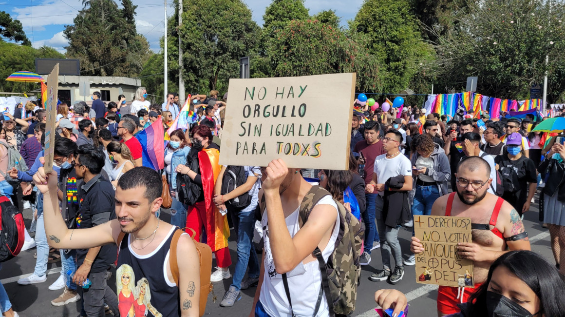 Activistas por los derechos de la comunidad LGTBI durante la marcha del Día del Orgullo, el 30 de julio de 2022, en Quito.