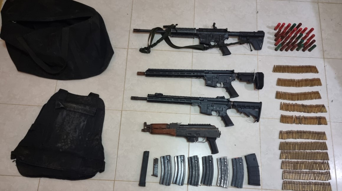 La Policía incautó fusiles y una subametralladora durante un operativo contra el narcotráfico en General Villamil Playas, el pasado 16 de junio. 