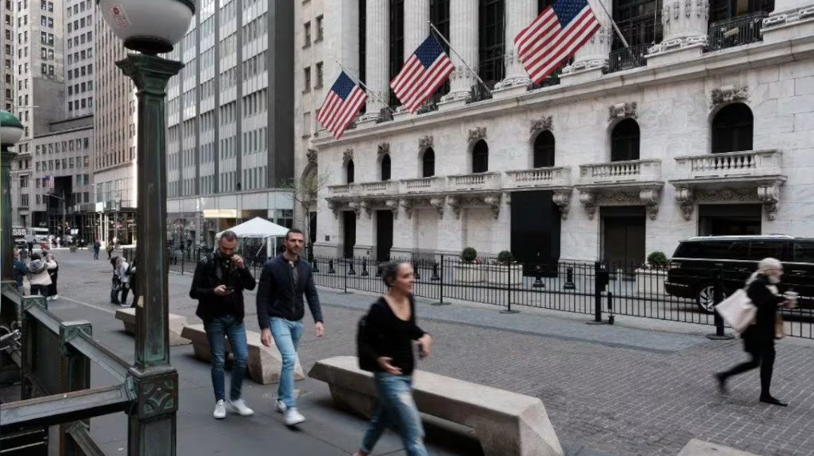 Personas caminan en una calle, en Estados Unidos.