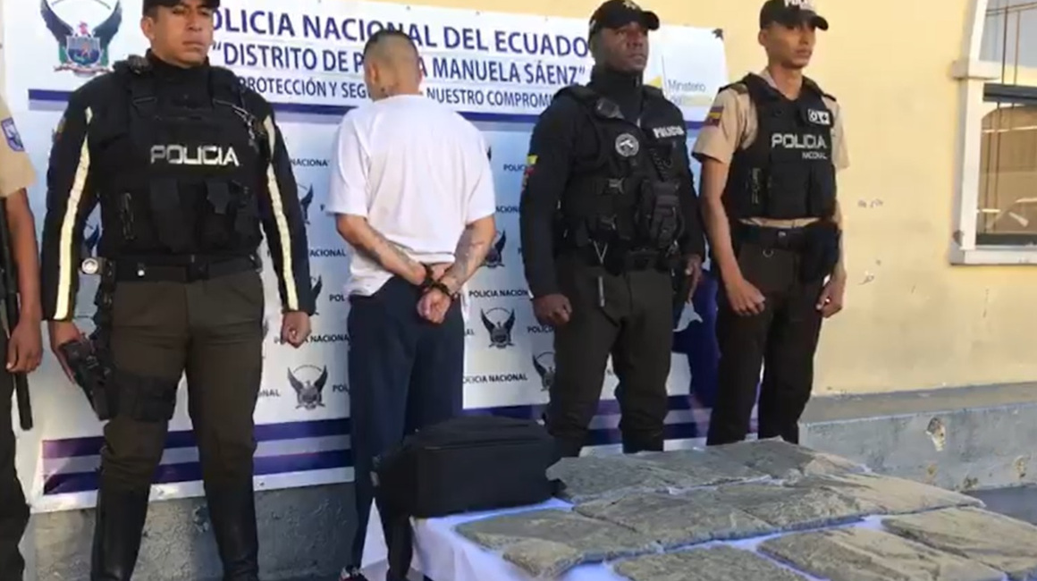Una persona detenida por llevar una mochila con droga en Quito, el 29 de junio de 2023.