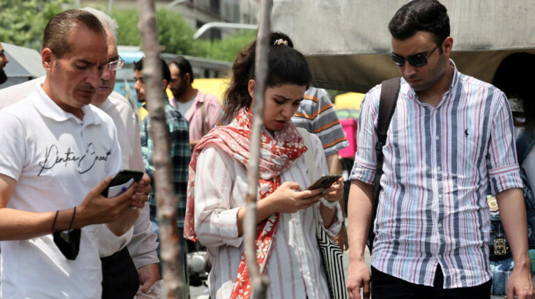Imagen referencial de personas utilizando teléfonos celulares.