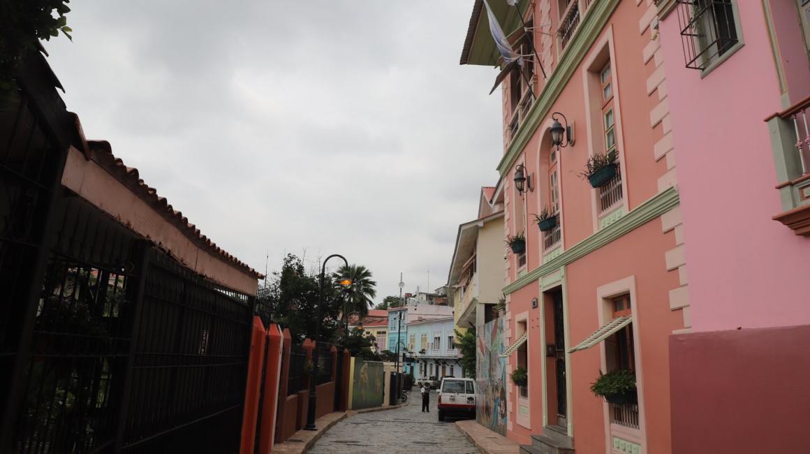 Vista de la tradicional calle Numa Pompilio Llona en Las Peñas, el barrio donde nació Guayaquil. 
