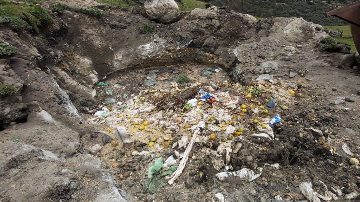 En un establecimiento turístico del Parque Nacional Cajas encontraron un botadero de basura antitécnico. 