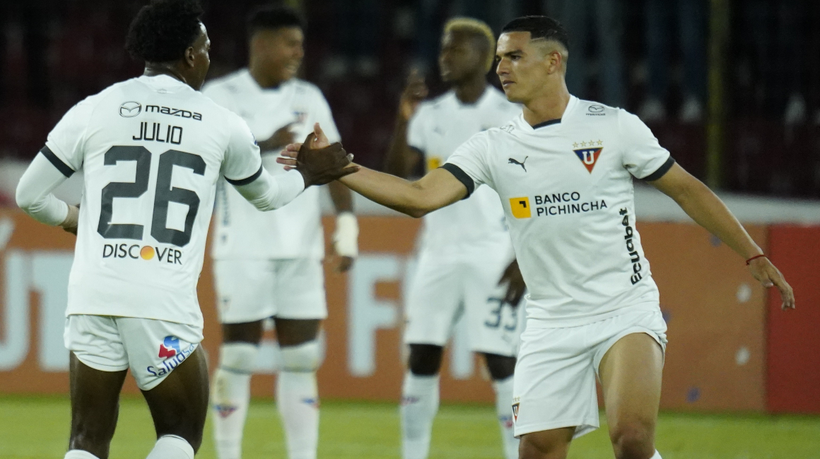 Alexander Alvarado felicita a Jhojan Julio en el partido de Liga ante César Vallejo.