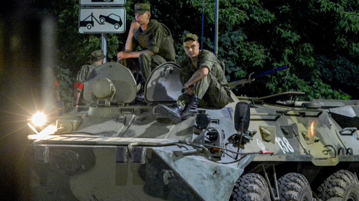 Soldados del Grupo Wagner sobre un auto blindado, en Rostov.