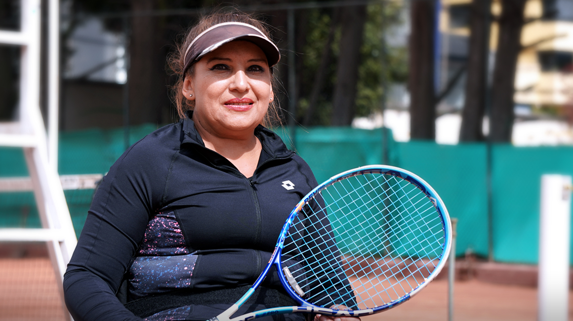 Carolina Lasso posa con su raqueta, luego de una entrevista con Primicias.