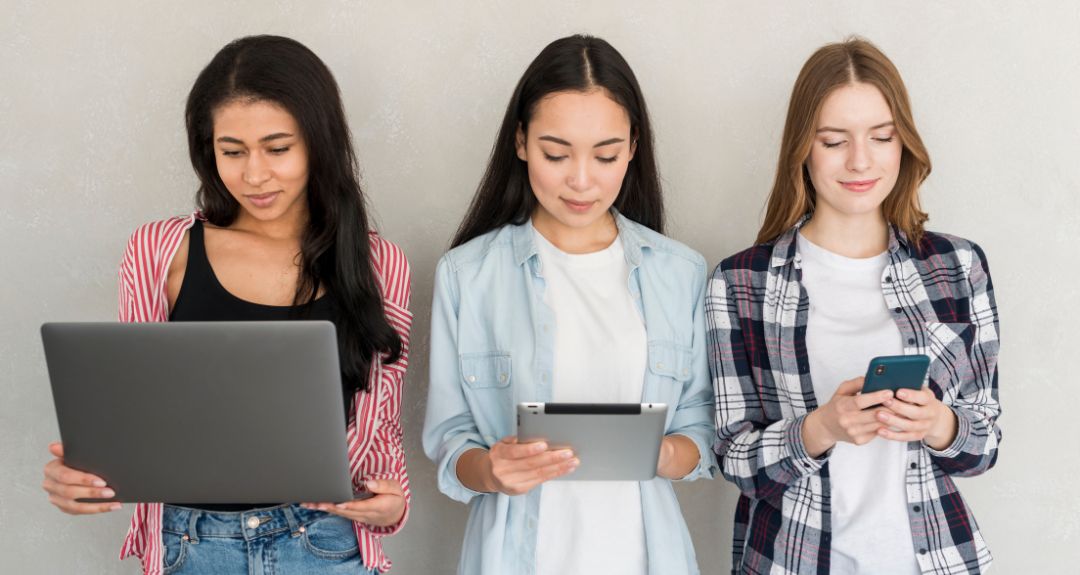 3 adolescentes en sus dispositivos digitales