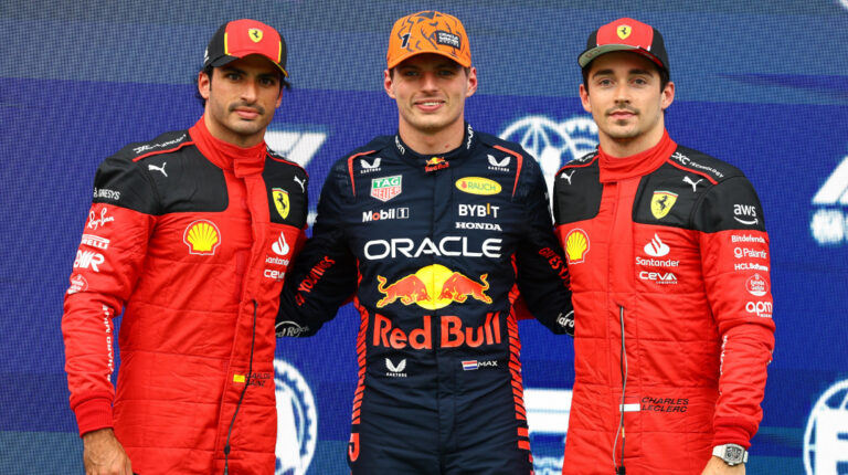 Carlos Sainz, Max Verstappen y Charles Leclerc, luego de la clasificación del GP de Austria, el 30 de junio de 2023.