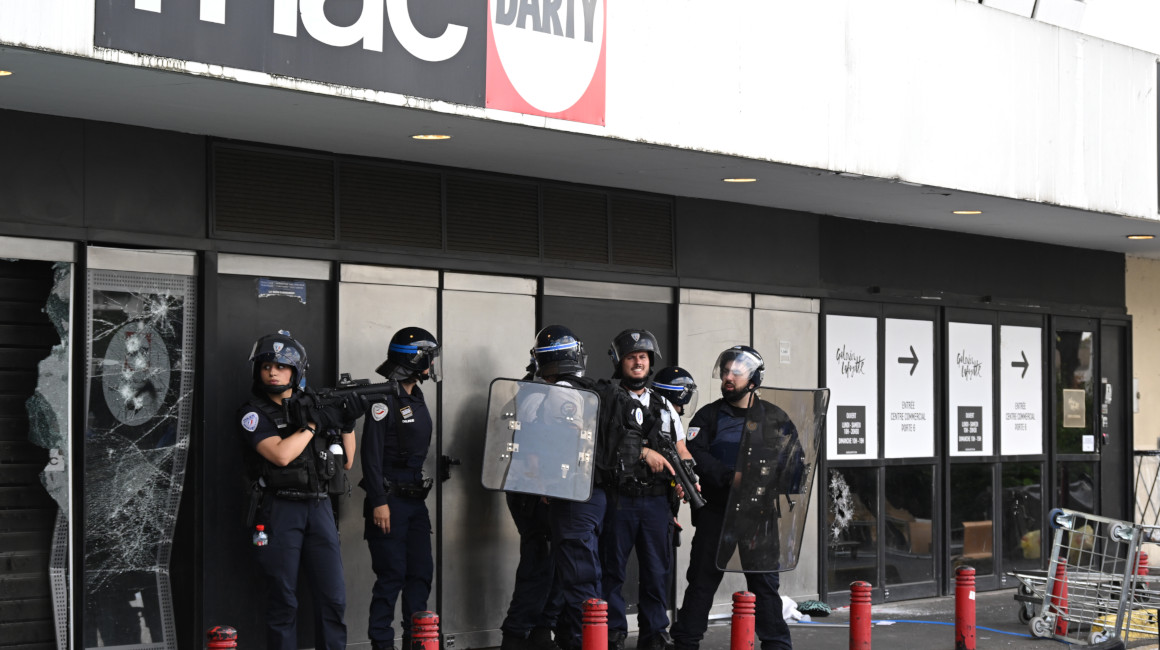 Policías fuertemente armados, en un suburbio del este de París, el 30 de junio de 2023. 