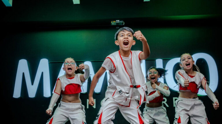 Niños bailan en la Escuela de Baile Mambuco, en 2022.