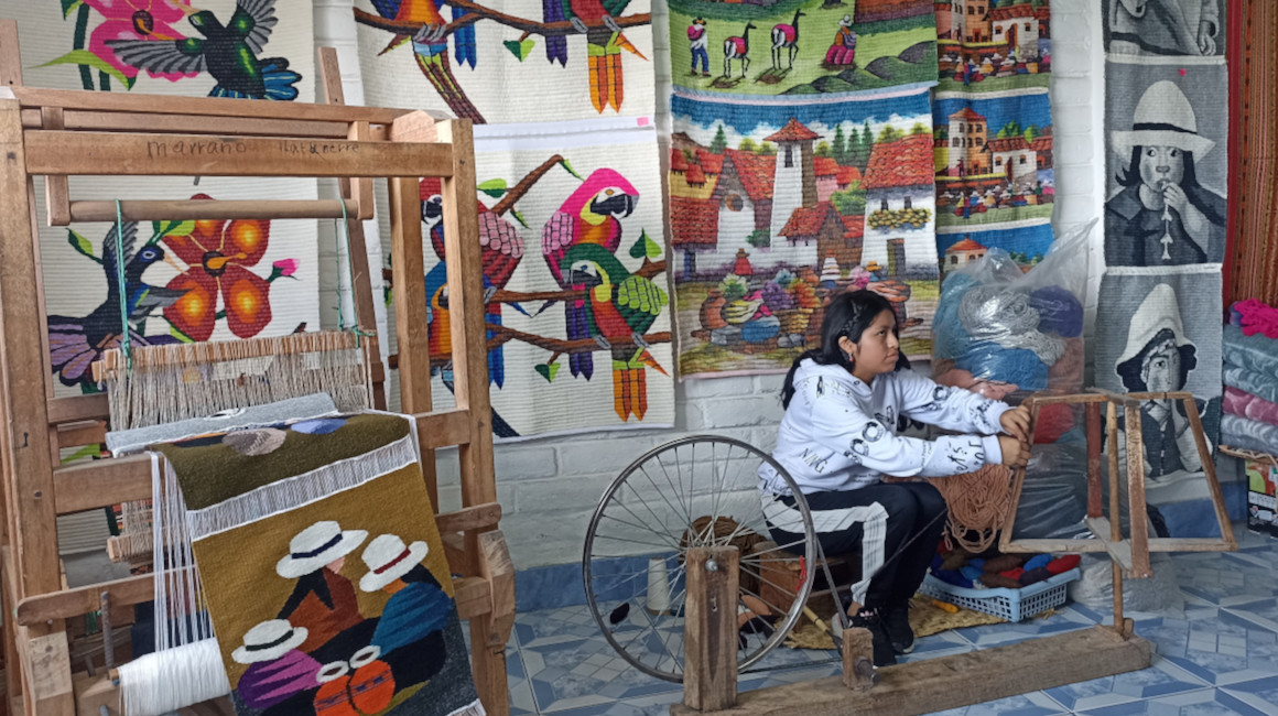 Los jóvenes salasacas están interesados en continuar con el legado de sus padres en elaborar las prendas artesanales.
