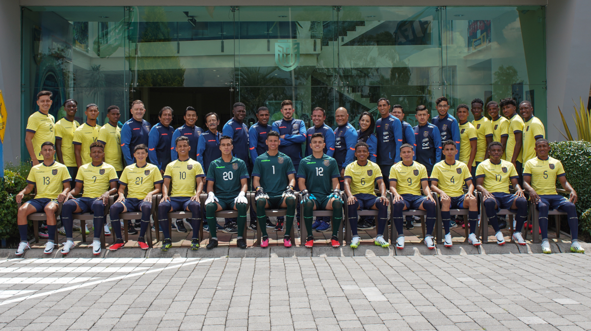La selección ecuatoriana Sub 17 se toma la foto oficial antes del viaje a Indonesia, el 25 de octubre de 2023.