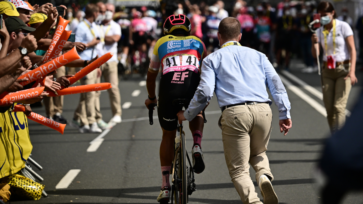 Richard Carapaz cruza la meta en la Etapa 1 del Tour de Francia, después de su dura caída, el 1 de julio de 2023. 