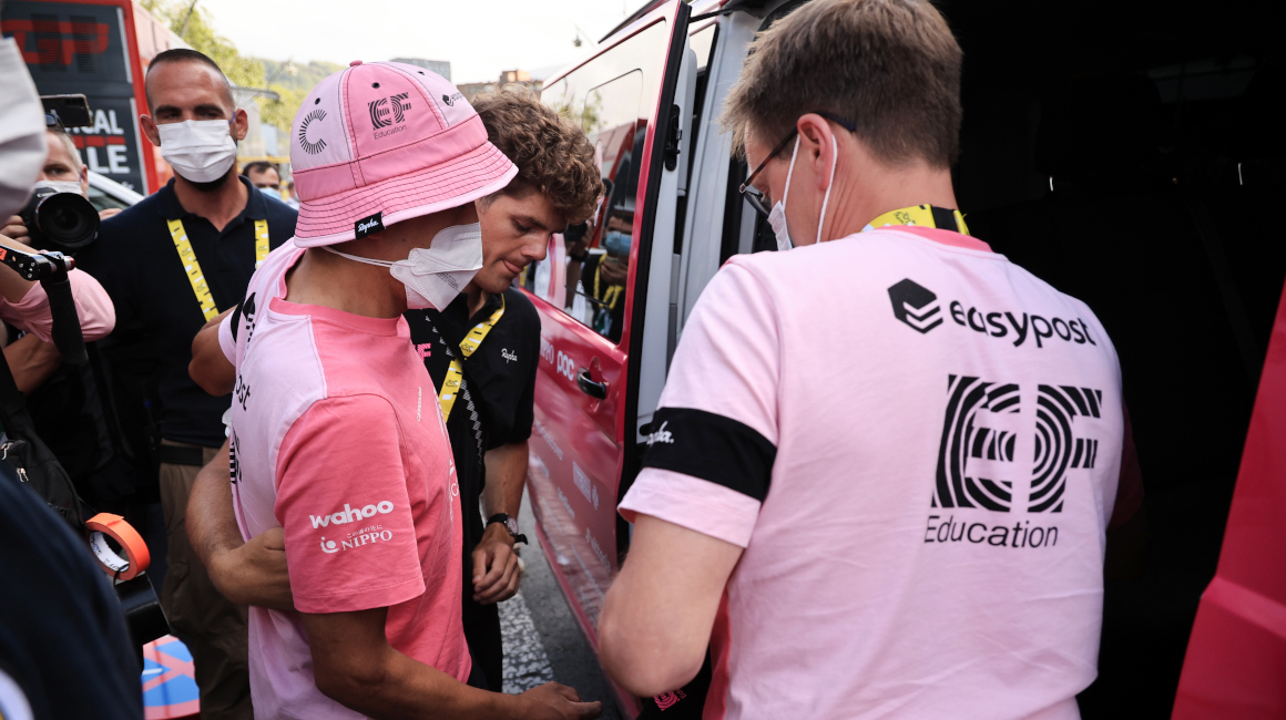 Richard Carapaz se sube al auto del EF, después de hacerse las radiografías, tras sufrir una caída en la Etapa 1 del Tour de Francia, el 1 de julio de 2023. 