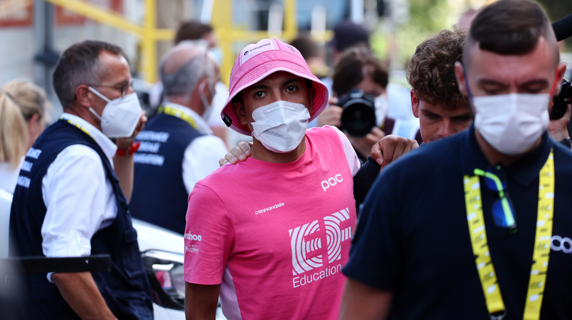 Richard Carapaz se sometió a chequeos médicos, después de su caída en la Etapa 1 del Tour de Francia, el 1 de julio de 2023. 