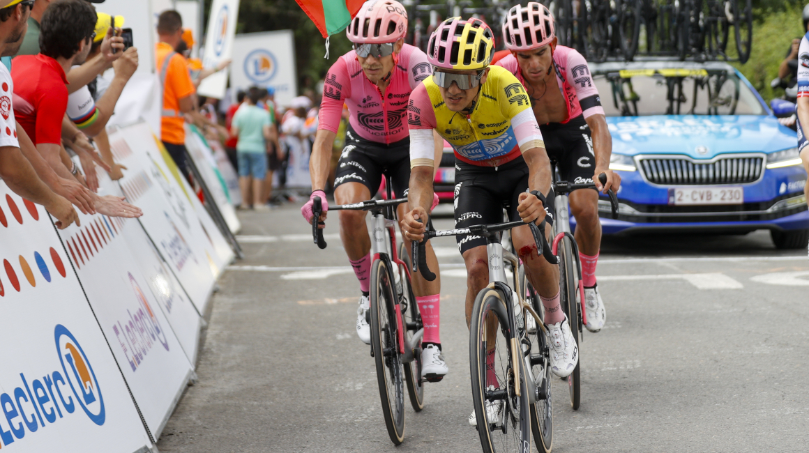 Richard Carapaz cruza la meta en la Etapa 1 del Tour de Francia junto a sus compañeros Magnus Cort y Andrey Amador, el 1 de julio de 2023. 