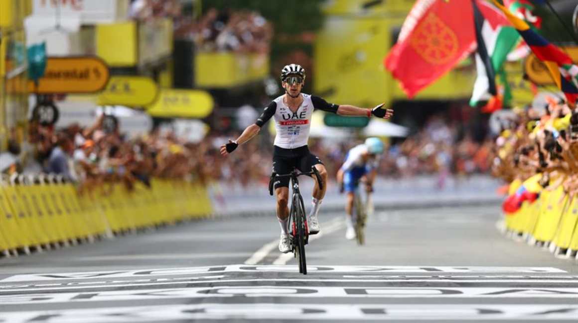 Adam Yates festeja la victoria en la Etapa 1 del Tour de Francia, el 1 de julio de 2023. 