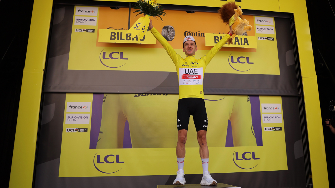 Adam Yates luce el maillot amarillo de líder del Tour de Francia, el 1 de julio de 2023. 