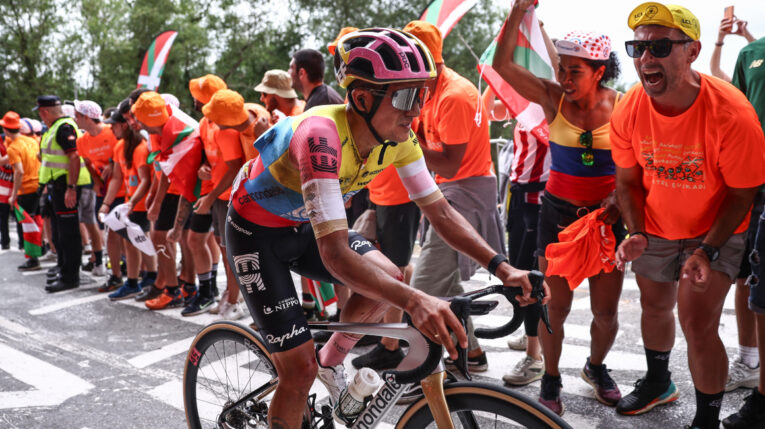 La afición del País Vasco apoyó a Richard Carapaz después de su caída en la Etapa 1 del Tour de Francia, el 1 de julio de 2023. 