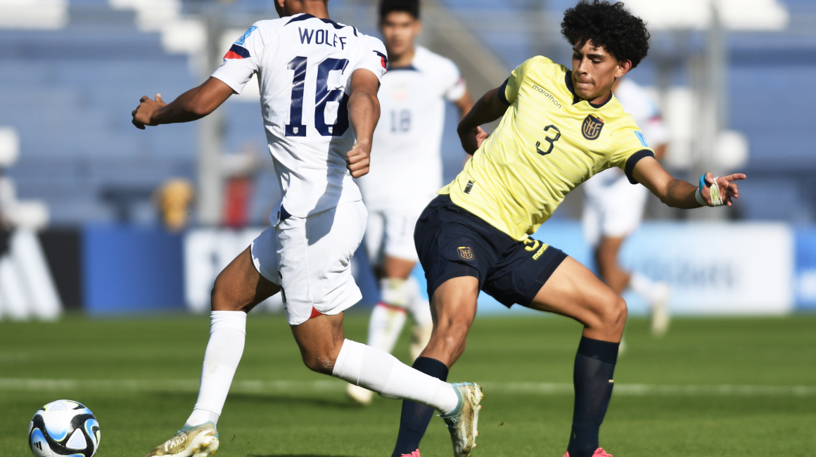 Christian García disputa una pelota en el partido entre Ecuador y Estados Unidos, en el Mundial Sub 20, el 20 de mayo de 2023.