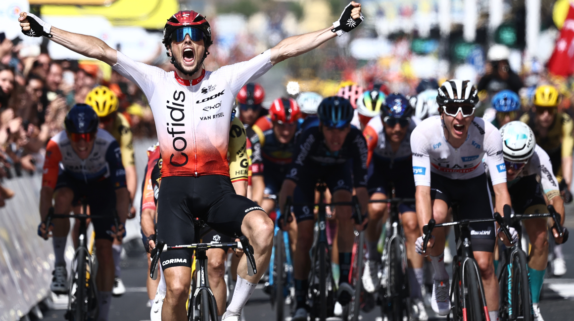 Víctor Lafay festeja su victoria en la Etapa 2 del Tour de Francia, el 2 de julio de 2023.