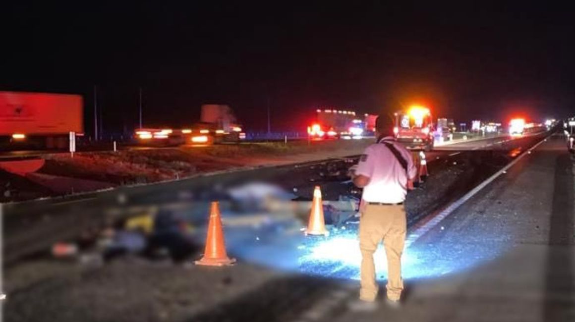 El accidente entre un tractocamión que llevaba migrantes y un bus ocurrió en una carretera de Nuevo León, México, el 2 de julio de 2023.