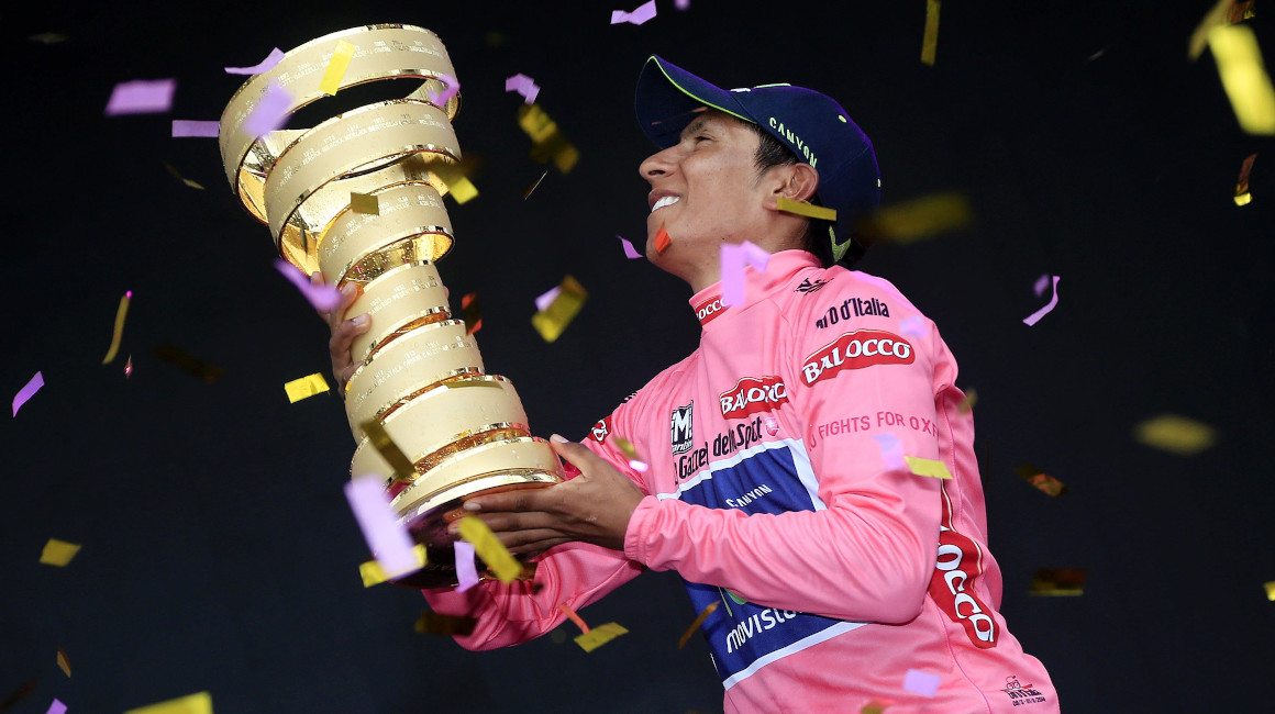 Nairo Quintana, campeón del Giro de Italia 2014, levanta el trofeo Senza Fine.