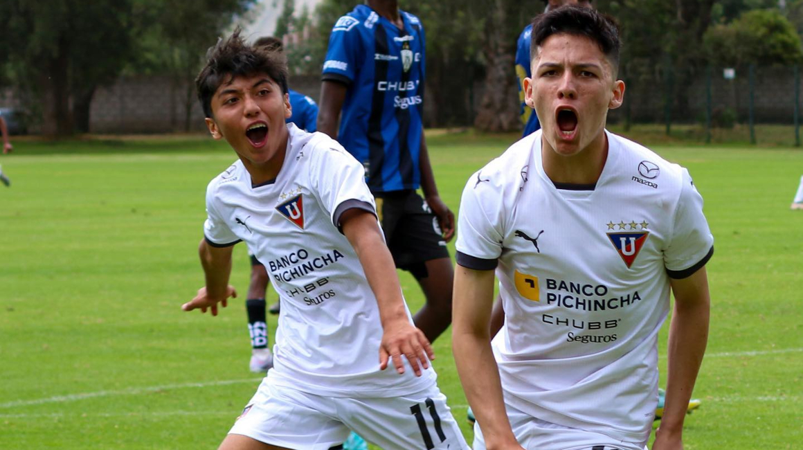 Niños juegan con la camiseta de Liga de Quito.
