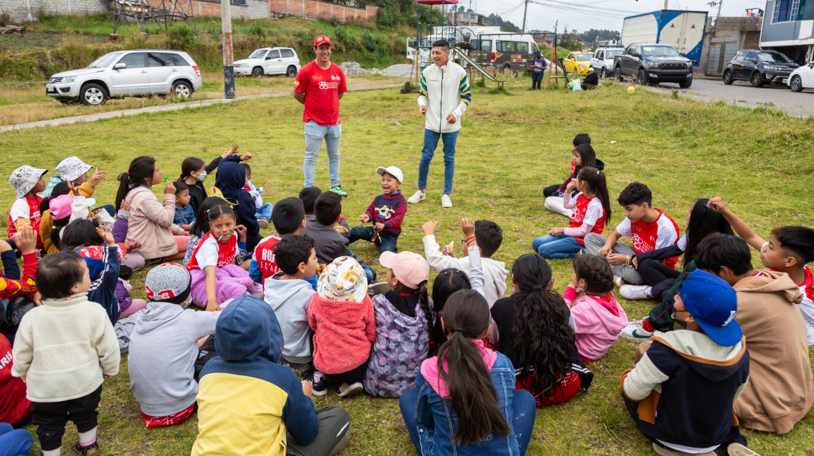 Said López, fundador de Huma Rugby, y David Hurtado, marchista olímpico, dieron charlas a niños quiteños.