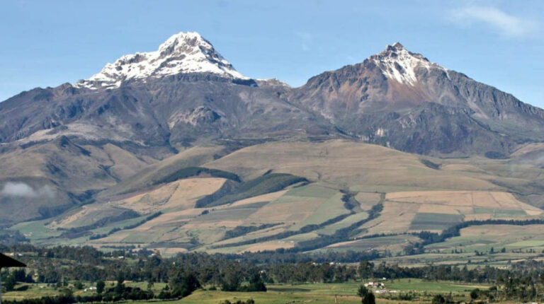 El volcán Los Illinizas, conformado por dos cumbres, en la provincia de Cotopaxi.