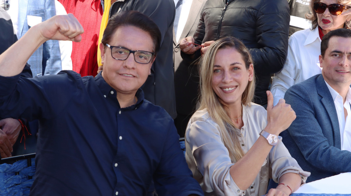 Fernando Villavicencio y Andrea González, binomio de Constuye, durante la inscripción de su candidatura, el 12 de junio de 2023.