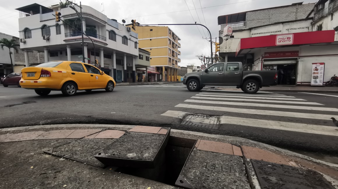 La intersección de Portete y Lizardo García, en el sur de Guayaquil, permanece por más de un mes sin semáforo debido al robo de cables.
