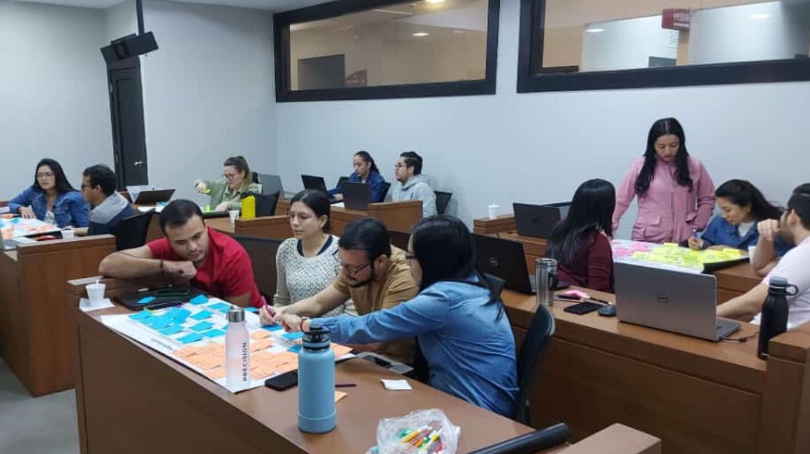 Estudiantes en un aula de la Universidad Espíritu Santo, de Guayaquil.