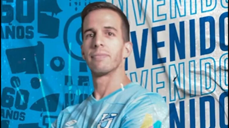 El delantero argentino, Federico Andrada, posa con la Universidad Católica tras anunciarse su fichaje, el 4 de julio de 2023.