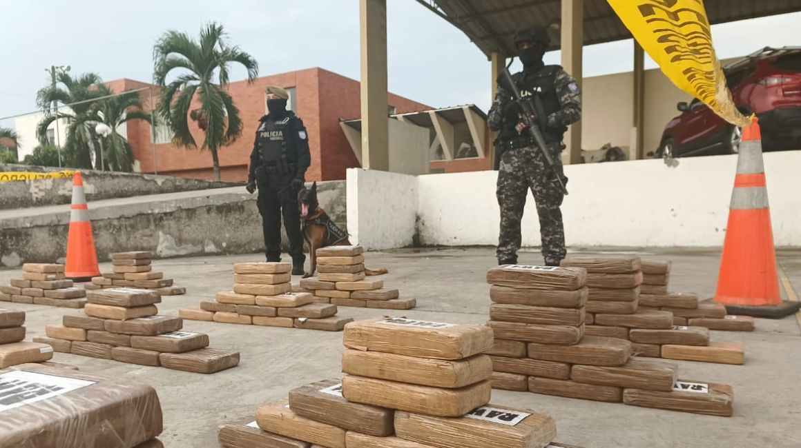 La Unidad Antinarcóticos incautó 225 kilos de cocaína en un operativo en Guayaquil, el 3 de julio de 2023.