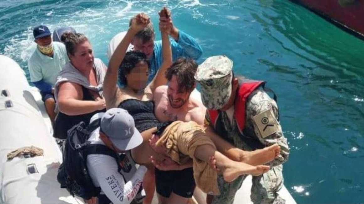 Momentos en que la mujer fue retirada del agua, luego de ser mordida por un tiburón en Galápagos, el 4 de julio de 2023. 
