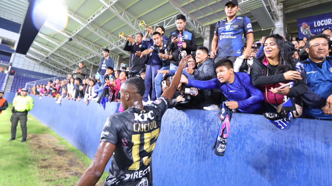 El jugador Beder Caicedo, de Independiente del Valle, saluda con la hinchada en el estadio Banco Guayaquil, el 16 de junio de 2023.