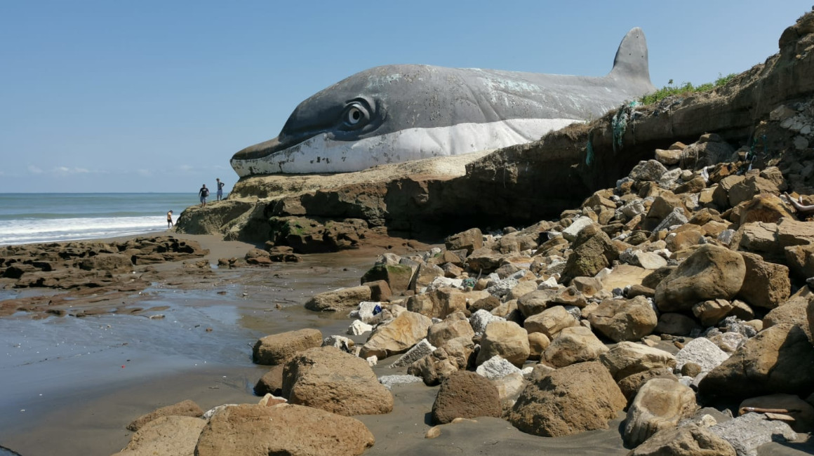El monumento al delfín sufrió daños tras la caída de un rayo y las fuertes lluvias en Posorja, Guayas.