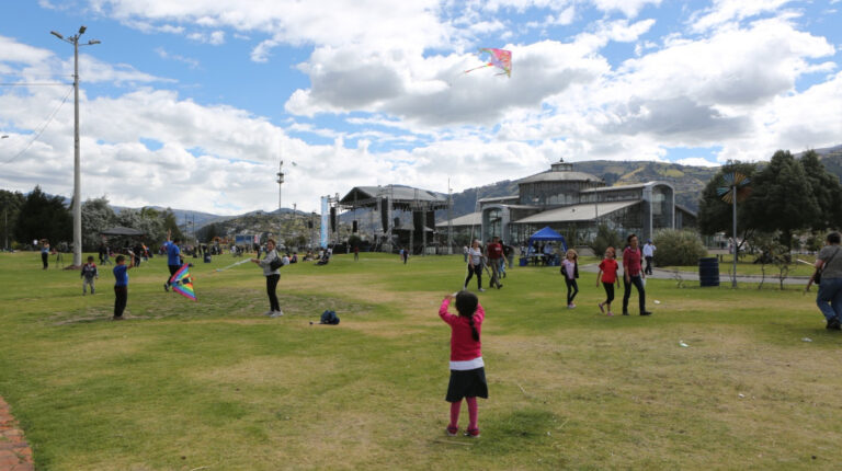 Niños vuelan cometas en el parque Itchimbía, en agosto de 2022.