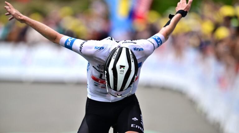 Tadej Pogacar festeja su victoria en la Etapa 6 del Tour de Francia, el 6 de julio de 2023.