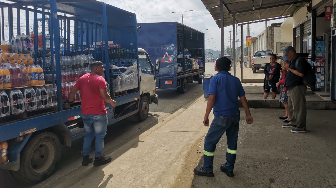 Dos camiones repartidores despachan bebidas en tiendas de la cooperativa Monte Sinaí, al noroeste de Guayaquil, hasta donde ingresan pocos camiones distribuidores. 