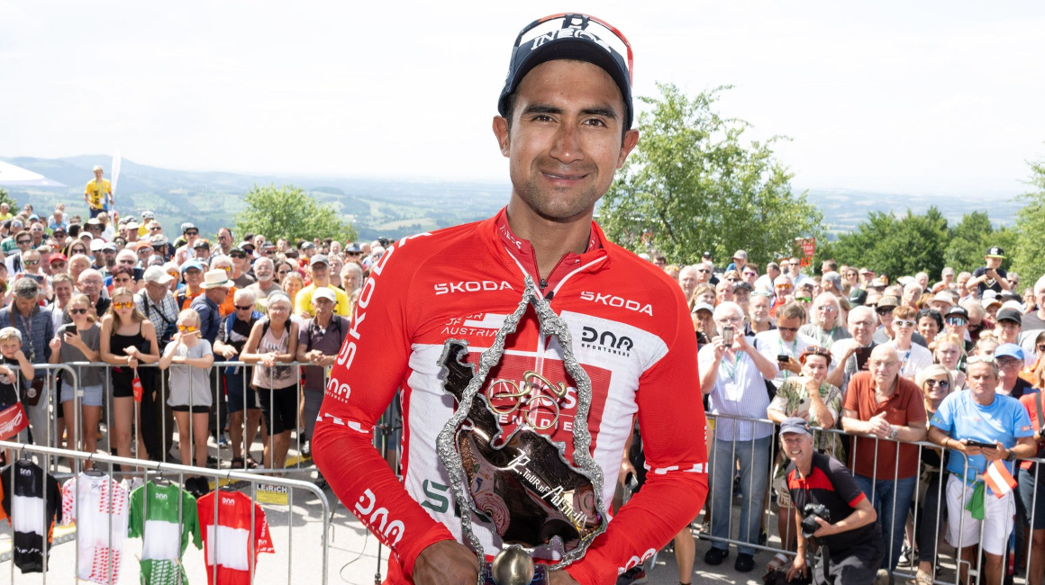 Jhonatan Narváez, con su trofeo de campeón del Tour de Austria, el 6 de julio de 2023.