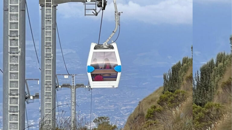 Imagen de una de las cabinas del Teleférico de Quito, atrapada en el aire porque el sistema dejó de funcionar, el 6 de julio de 2023.