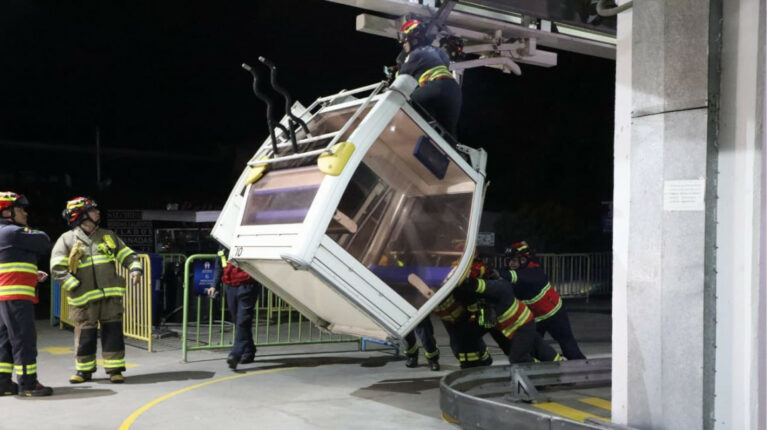 Personal del Cuerpo de Bomberos trabaja en el rescate en el Teleférico de Quito, el 6 de julio de 2023.