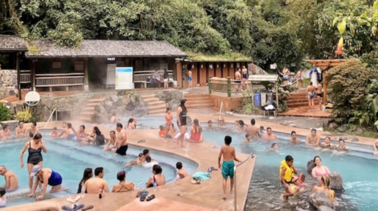 Personas se bañan en una de las piscinas de Papallacta, en marzo de 2021.
